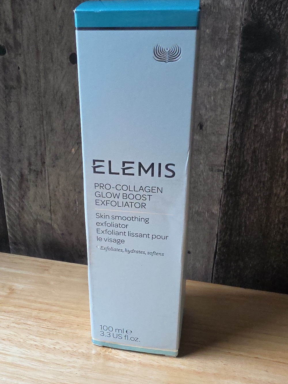ELEMIS Pro-Collagen Glow Boost Exfoliator – White & Light Blue